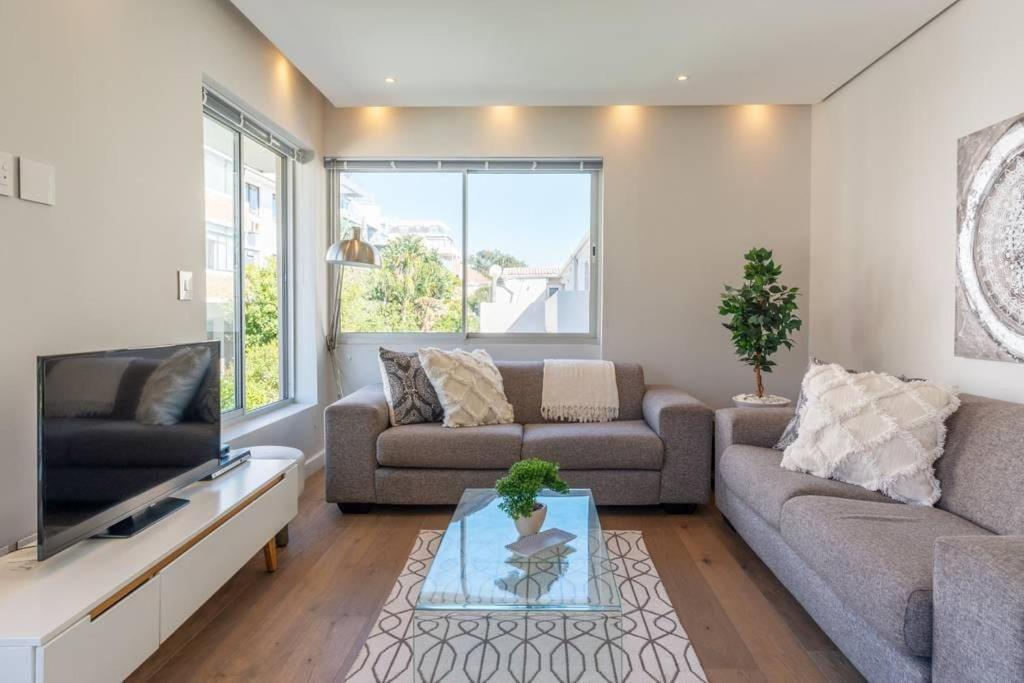 Exquisite Lion's Head Views In Bantry Bay Apartment Cape Town