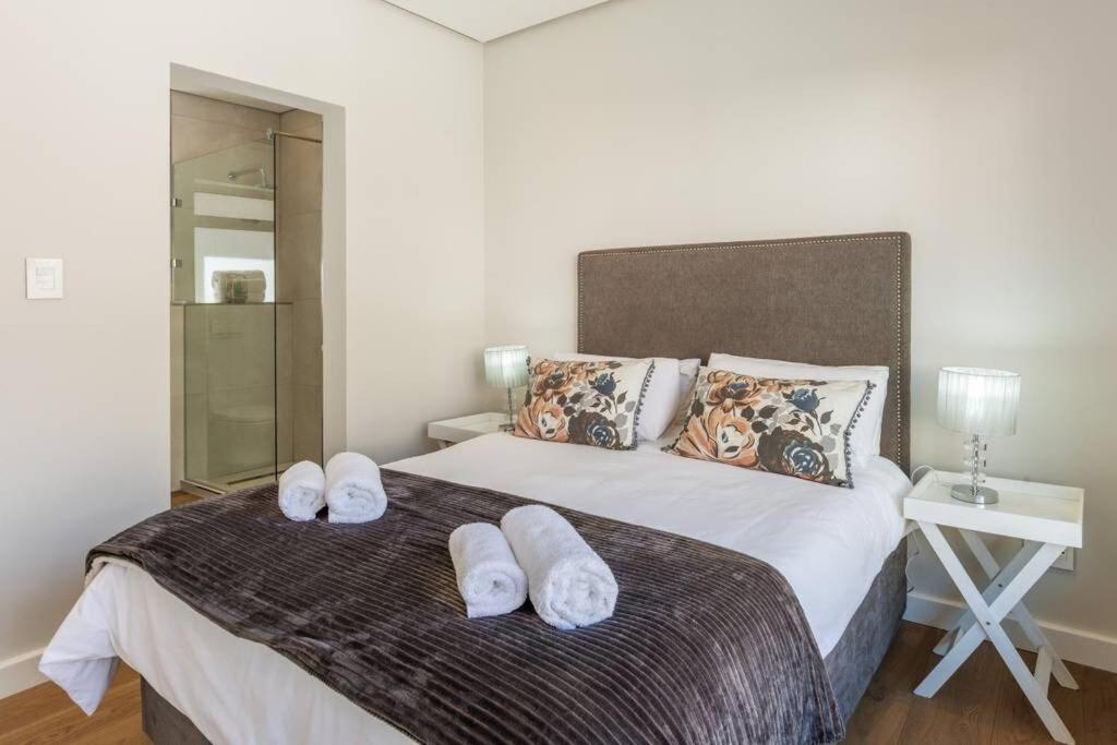 Exquisite Lion's Head Views In Bantry Bay Apartment *